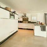 Hotel Lovely In With Bubble Bath 4*