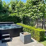 Hotel Lovely In With Bubble Bath 4*