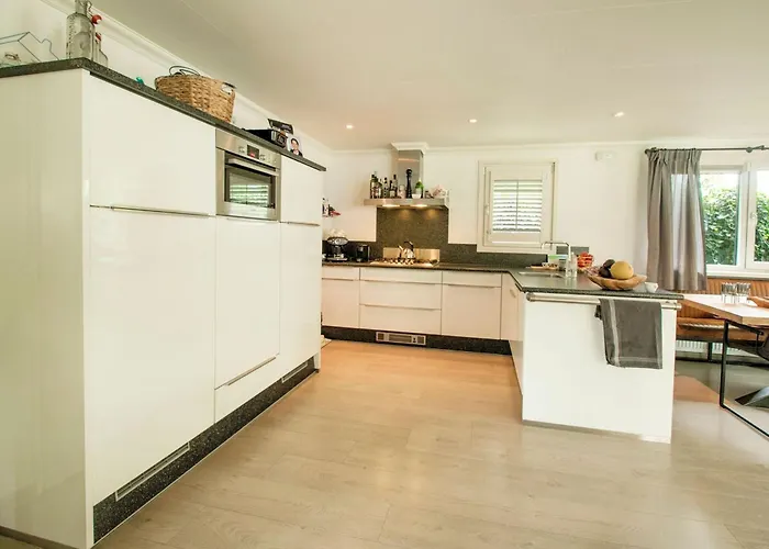 Hotel Lovely In With Bubble Bath 4*