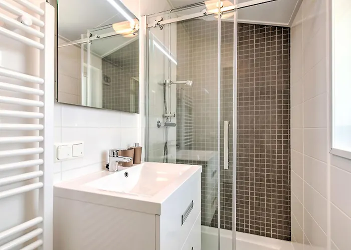 Hotel Lovely In With Bubble Bath 4*