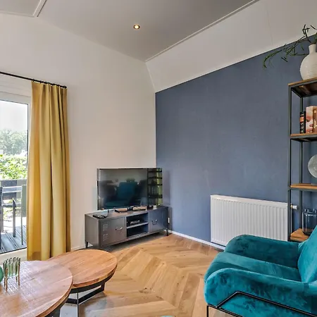 Lovely In With Bubble Bath 4*