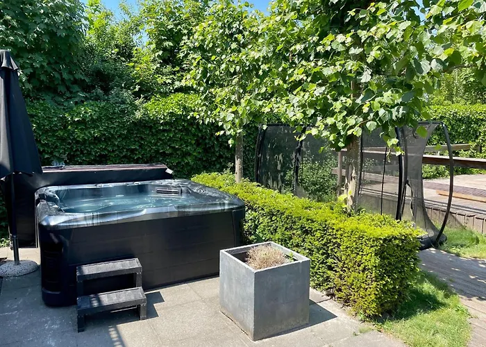 Hotel Lovely In With Bubble Bath 4*