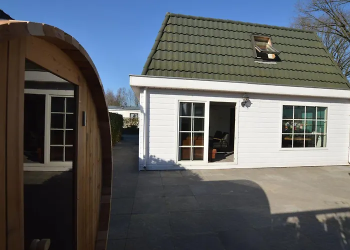 Hotel Lovely In With Bubble Bath 4*